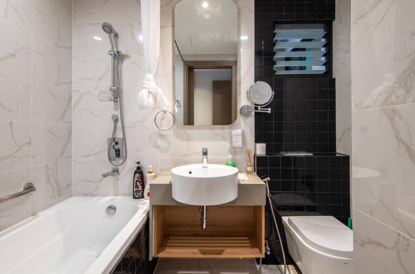 Luxury 2 Or 3Br Apartment In Dist 1 N Pool, Gym, Airport Pickup Хошимин Экстерьер фото
