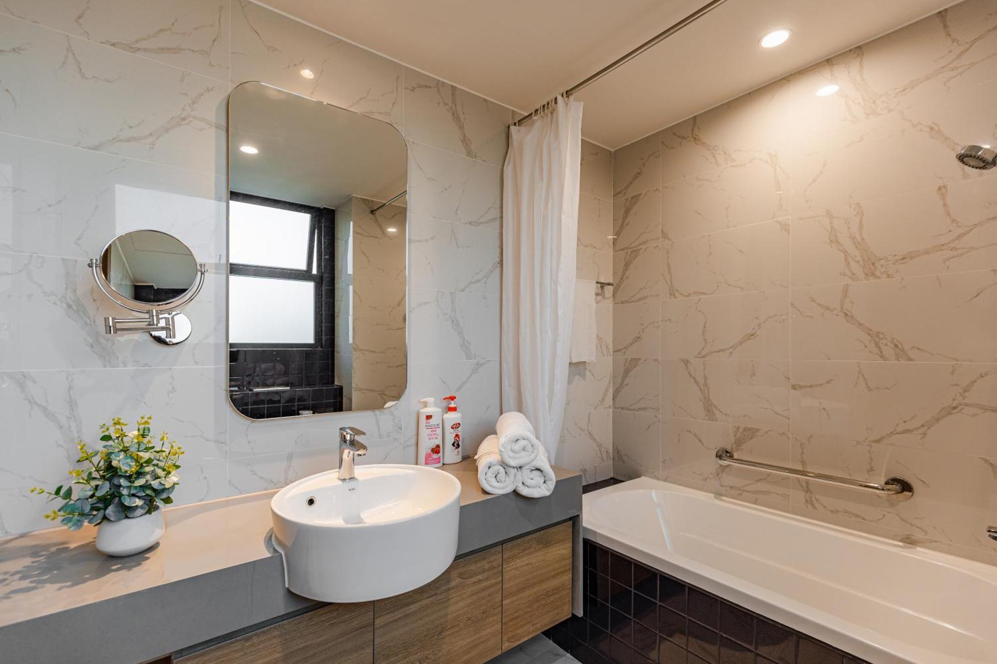 Luxury 2 Or 3Br Apartment In Dist 1 N Pool, Gym, Airport Pickup Хошимин Экстерьер фото