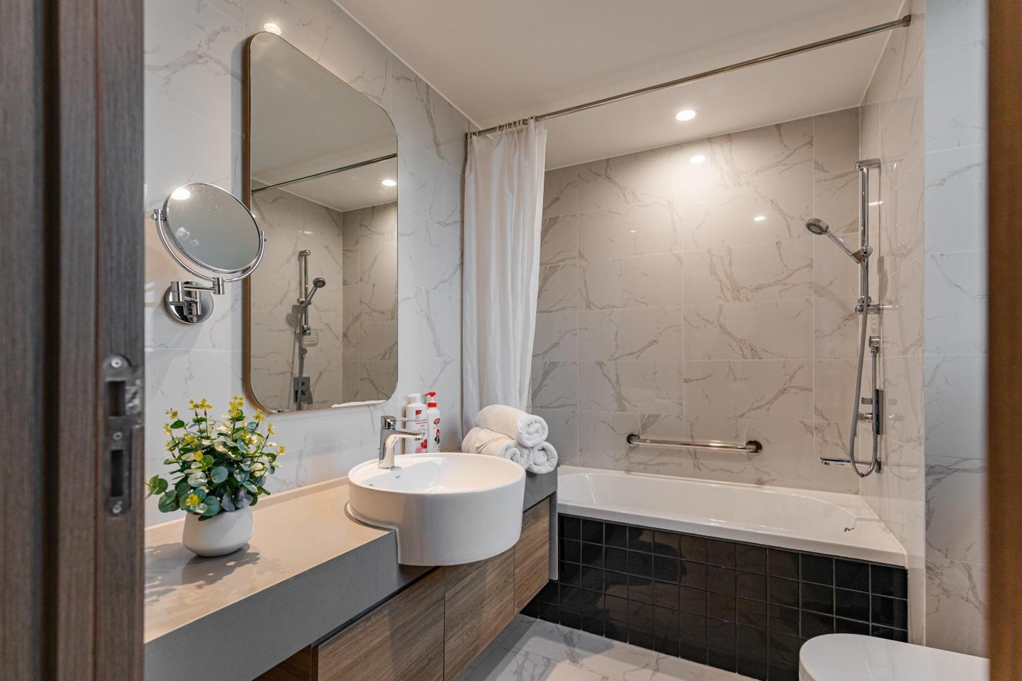 Luxury 2 Or 3Br Apartment In Dist 1 N Pool, Gym, Airport Pickup Хошимин Экстерьер фото
