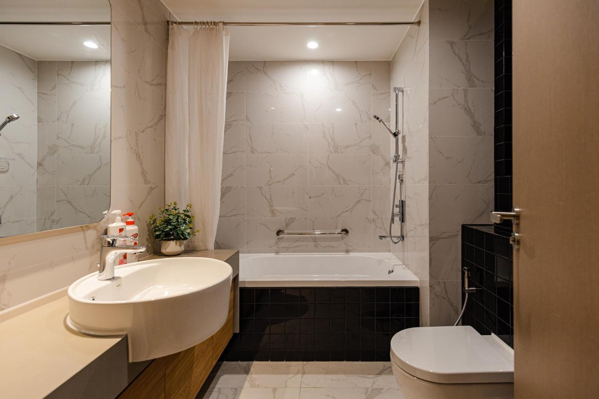 Luxury 2 Or 3Br Apartment In Dist 1 N Pool, Gym, Airport Pickup Хошимин Экстерьер фото